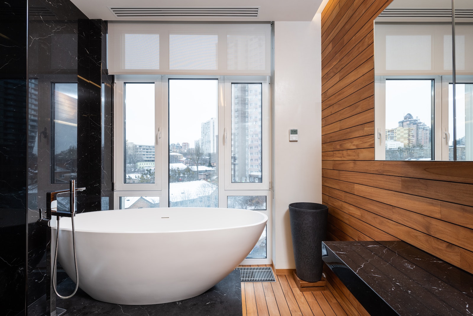 Interior de baño moderno con ventana panorámica